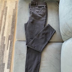 Mid-waist body hugging jeans 😻